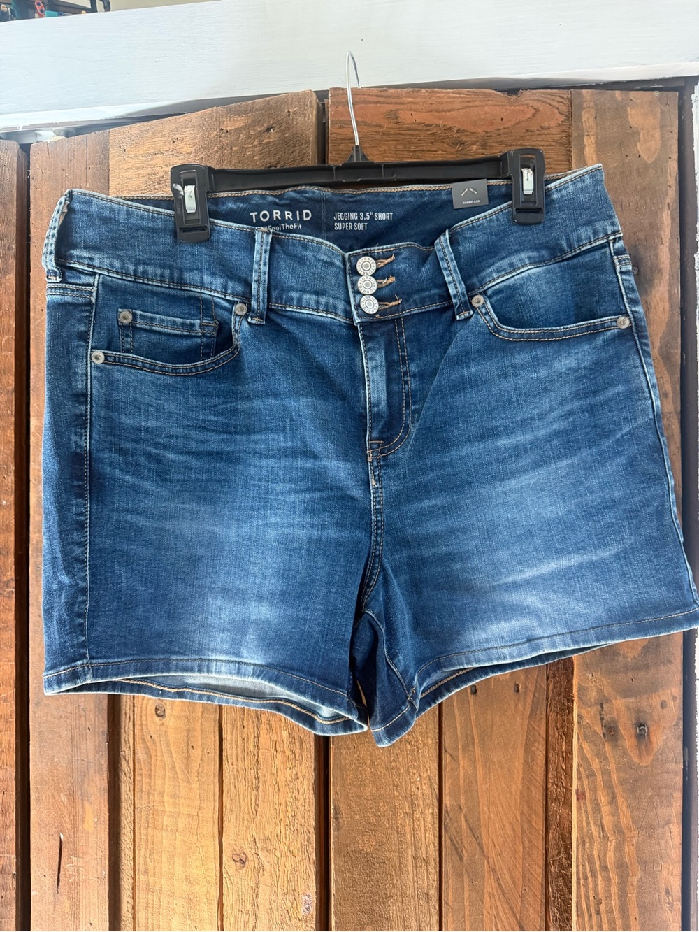 torrid Medium Wash Triple-Button Denim Shorts - Blue size 16
